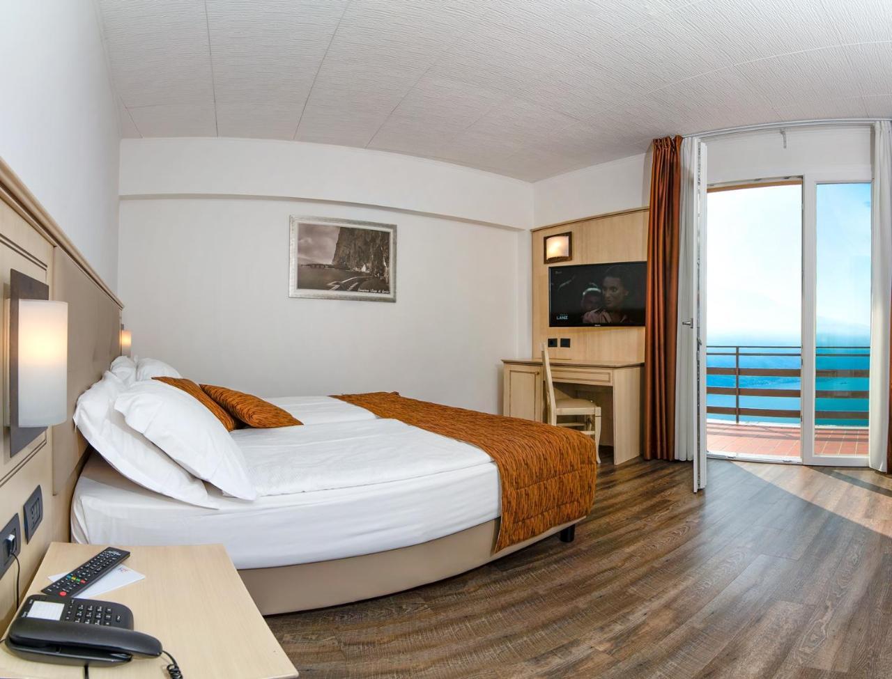 Classic Doppel- oder Zweibettzimmer mit Seeblick und Balkon